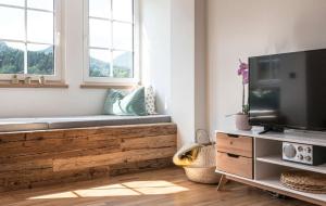 Televízia a/alebo spoločenská miestnosť v ubytovaní Ferienwohnung Seeblick Grundlsee