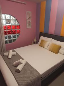 a bedroom with a bed with two towels on it at casa al mare in Kavála