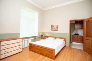 a bedroom with a bed and a large window at Простора 3 кімнатна біля Майдану Незалежності in Kyiv