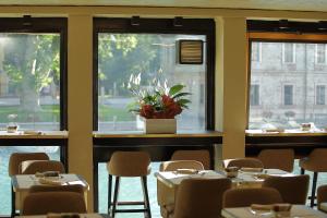 a dining room filled with tables and chairs at Hotel Bell'arrivo in Peschiera del Garda