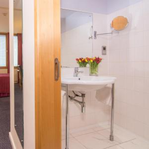 A bathroom at St Giles Heathrow &ndash; A St Giles Hotel 