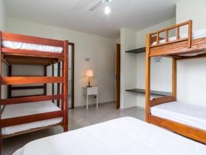 Dviaukštė lova arba lovos apgyvendinimo įstaigoje Apartamento com ar condicionado e Wi-fi, frente mar - 03 dormitórios - Edifício Luz do Sol