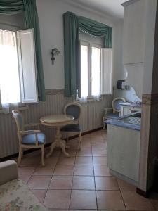 A kitchen or kitchenette at D'Elite Room & Breakfast