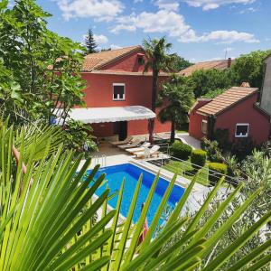 Luftaufnahme eines Hauses mit Swimmingpool in der Unterkunft Villa Ella in Opatija