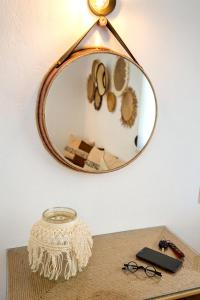 un espejo en una pared sobre una mesa en Studios Lotos, en Potos