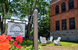 Κήπος έξω από το Sherman Inn