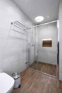 A bathroom at Adell Deluxe Apartments