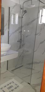 A bathroom at Pension Nychterida