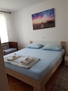 uma cama num quarto com duas toalhas em Apartment Skale em Senj