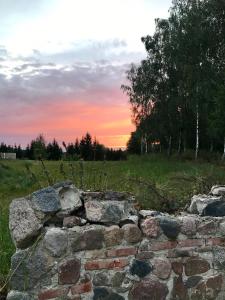 Pohľad na východ alebo západ slnka z dovolenkového domu alebo blízkeho okolia