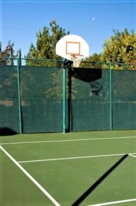 Tenis dan/atau kemudahan skuasy di Sedona Pines Resort atau berdekatan