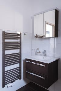 een badkamer met een wastafel en een spiegel bij Glindower Alpen Pension in Werder