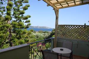 LépedhaMIROVIGLI的带桌子的阳台，可欣赏海景