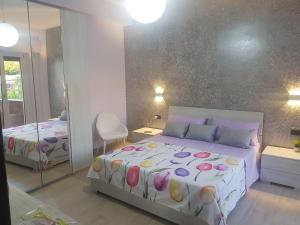 Santa Maura في فيكو إيكوينس: غرفة نوم بها سرير عليه زهور