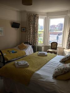 Habitación de hotel con 2 camas y ventana en Old Church House, en Newport