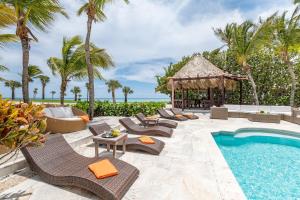 Bazén v ubytování Caleton - Ocean View Villa with Pool, Chef, Butler & Maid nebo v jeho okolí