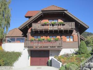 uma casa com uma varanda com flores em k&k Residenz em Bad Mitterndorf