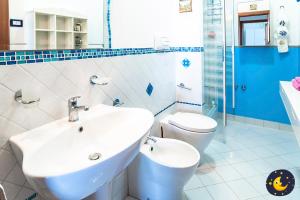un baño con lavabo e inodoro en Villa Giraluna, en Castellabate 40 fotos más