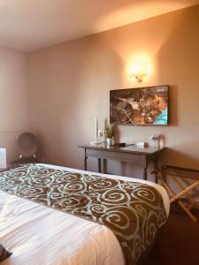 Postel nebo postele na pokoji v ubytování Hôtel Le Gue Du Holme + 37 fotografií