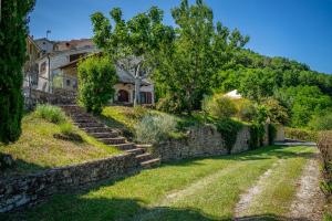 Sassoferrato的住宿－Villa Rustica Le Piagge，一座古老的石头房子,设有石墙和楼梯
