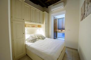 A bed or beds in a room at NEW NAVONA ELEGANT APARTMENT