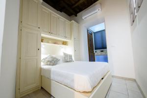 A bed or beds in a room at NEW NAVONA ELEGANT APARTMENT