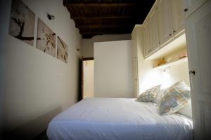 A bed or beds in a room at NEW NAVONA ELEGANT APARTMENT