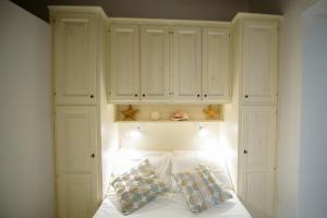 A bed or beds in a room at NEW NAVONA ELEGANT APARTMENT