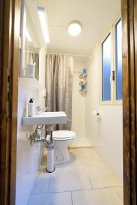 A bathroom at NEW NAVONA ELEGANT APARTMENT