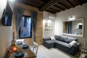 A seating area at NEW NAVONA ELEGANT APARTMENT