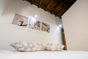 A bed or beds in a room at NEW NAVONA ELEGANT APARTMENT