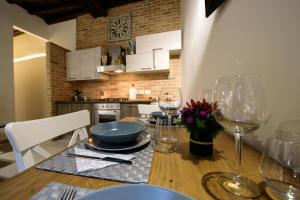 A kitchen or kitchenette at NEW NAVONA ELEGANT APARTMENT Még 21 kép