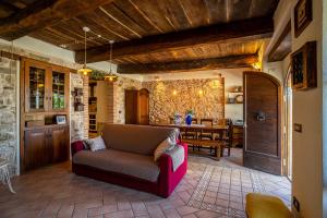 a living room with a couch and a table at Villa Rustica Le Piagge in Sassoferrato