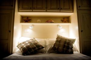 A bed or beds in a room at NEW NAVONA ELEGANT APARTMENT