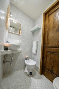 A bathroom at NEW NAVONA ELEGANT APARTMENT