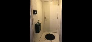 bagno con servizi igienici, porta e specchio di Apartment with shared bathroom in central Kiruna 2 a Kiruna