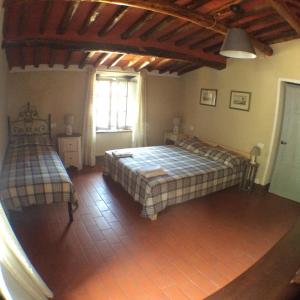 um quarto com 2 camas e uma janela em Borgo Vetrianello em Lucca