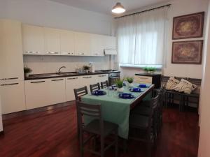 a kitchen with a table with a green table cloth at Saint Peter Vatican City Large Apartment Barbara casa vacanza in Rome