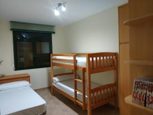 Una cama o camas cuchetas en una habitación  de casa ximo