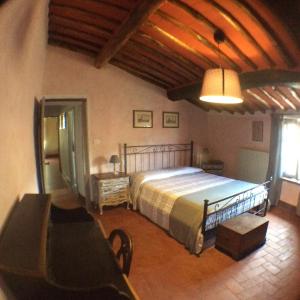 um quarto com uma cama grande num quarto em Borgo Vetrianello em Lucca
