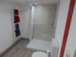 Ein Badezimmer in der Unterkunft Romantic Wooden Lodge,Sauna,Schwimmteich,alleinstehend,absolut ruhig