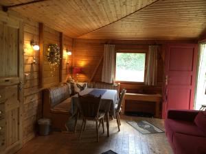 Imagen de la galería de Romantic Wooden Lodge,Sauna,Schwimmteich,alleinstehend,absolut ruhig, en Hessisch Oldendorf