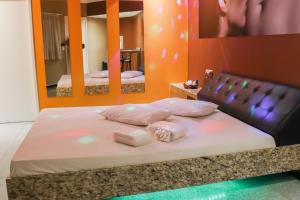 Giường trong phòng chung tại IBIZA GOLDEN MOTEL