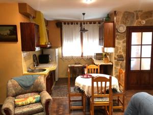 Una cocina y una sala de estar con mesa y sillas. en VUT La Villarina, en Sancti-Spíritus