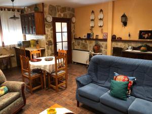 un soggiorno con divano blu e tavolo di VUT La Villarina a Sancti Spíritus
