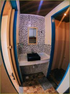 bagno con lavandino e specchio di Viela Hostel a Lençóis