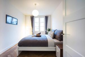 sypialnia z łóżkiem i oknem w obiekcie -TheUrbanist- w mieście Berno