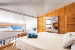 Ένα ή περισσότερα κρεβάτια σε δωμάτιο στο Luminous loft apartment next to the Atlantic Ocean