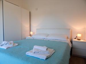 um quarto com uma cama com toalhas em Sweet Escape Apartments em Vinišće