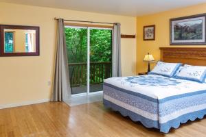 a bedroom with a bed and a window at Steller Inn in Seward